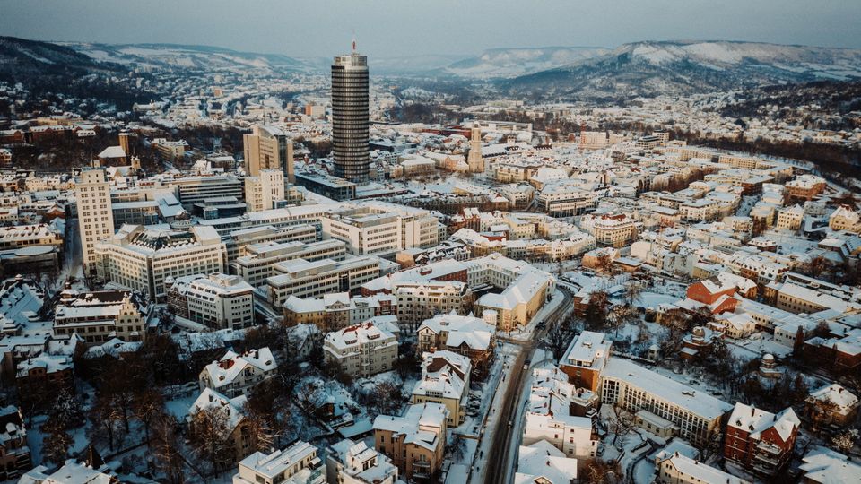 Luftbild vom schneebedeckten Jena im Winter 