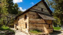 Blick auf die Kirche Agios Nikolaos tis Stegis, ein eingetragenes UNESCO-Weltkulturerbe im Troodos-Gebirge in Kakopetria, Zypern