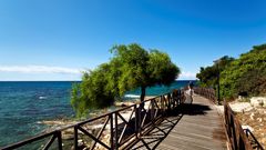 Holzbrücke mit toller Aussicht auf das Meer in Zypern