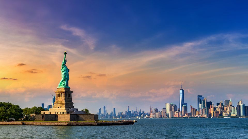 Freiheitsstatue mit Blick auf Manhattan