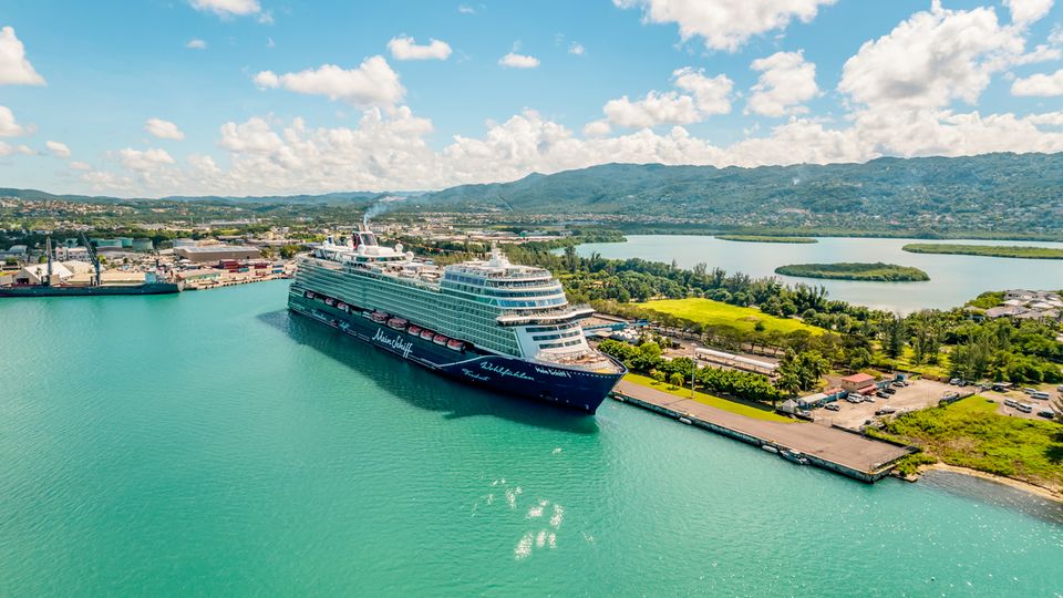 MEIN SCHIFF 1 in Montego Bay 