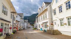 Holzhäuser in Nordfjordeid, Norwegen