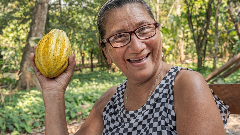 Frau mit Kakaoschoten in Tabasco, Mexiko