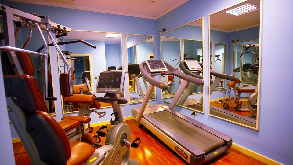 Fitness-Bereich mit Sportgeräten im Hotel Arciduca in Italien, Liparische Inseln