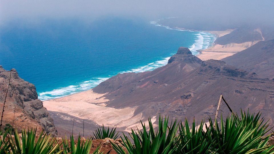 Strand- und Berglandschaft auf Santo Antao