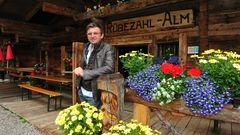 Der Bergdoktor alias Hans Sigl auf der Rübezahl-Alm in Ellmau