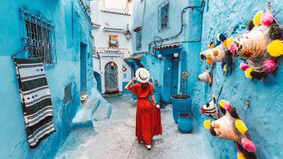 Frau in den Gassen von Chefchaouen