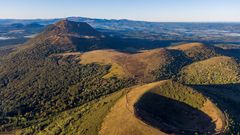 Luftpanorama der Vulkane Puy Pariou und Puy de Dome
