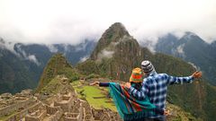 Paar mit Blick auf Machu Picchu Peru
