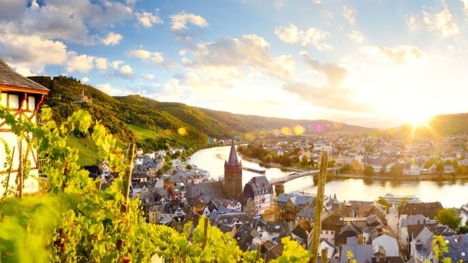 Bernkastel-Kues und Weinberge entlang der Mosel