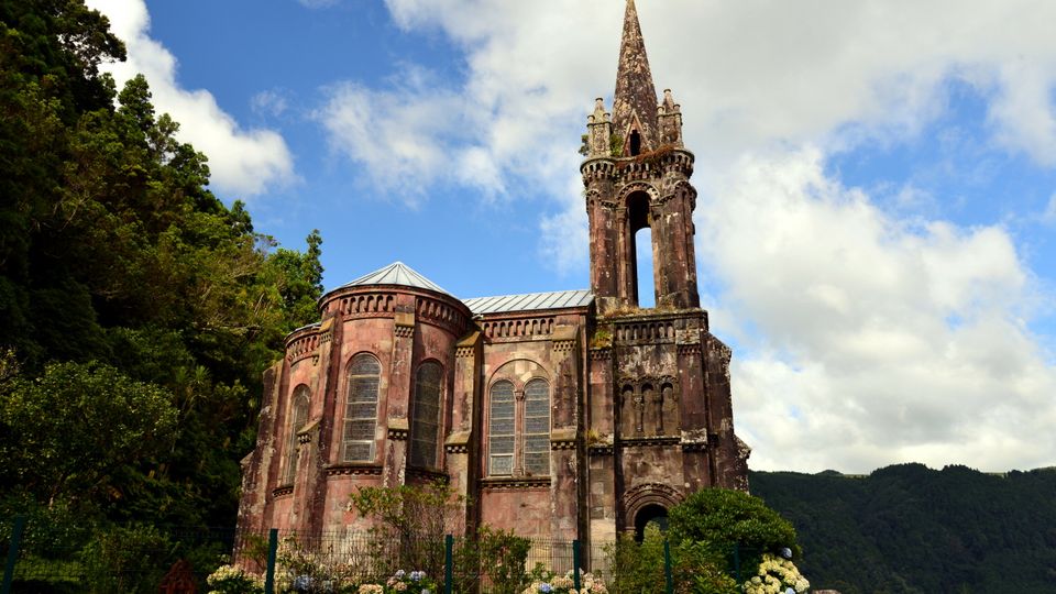 Furnas-See mit der Kapelle "Nossa Senhora das Vitorias" auf den Azoren