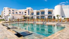 Hotel Regency Salgados mit Pooldeck