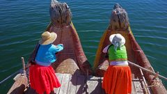 Frauen auf traditionellem Boot Peru