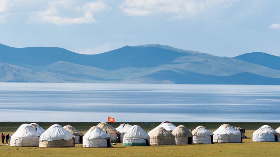 Jurten am Ufer des Issyk-Kul-Sees