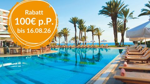 Poolanlage mit Liegen, Button 