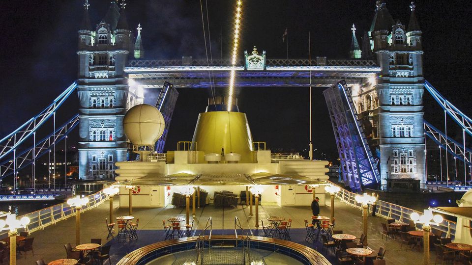 MS Hamburg in London