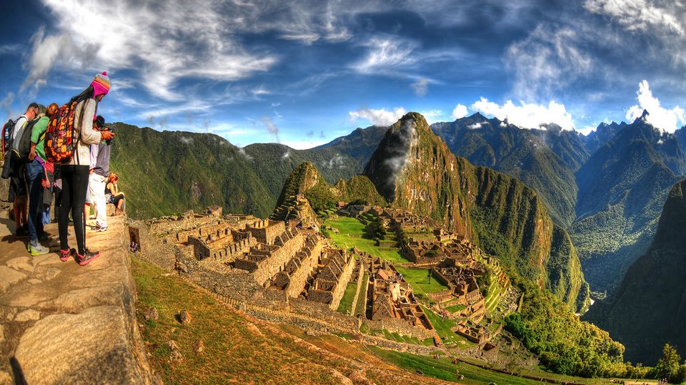 Touristen bestaunen das Wunder der Inka Macchu Pichu