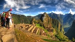 Touristen bestaunen das Wunder der Inka Macchu Pichu