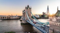 Tower Bridge, im Hintergrund The Shard