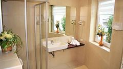 Hotel Malerhaus in Fügen Badezimmer 1