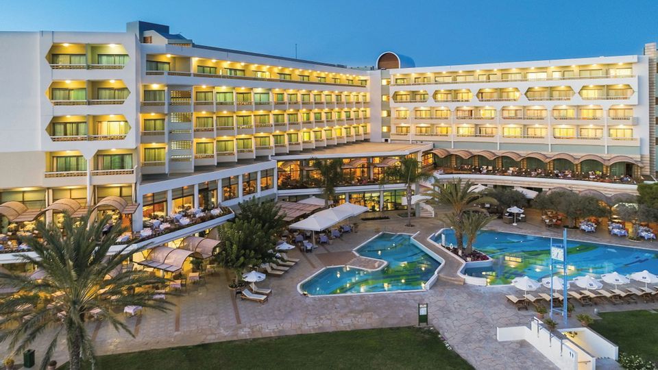 Hotel und Außenpool 2