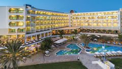 Hotel und Außenpool 2