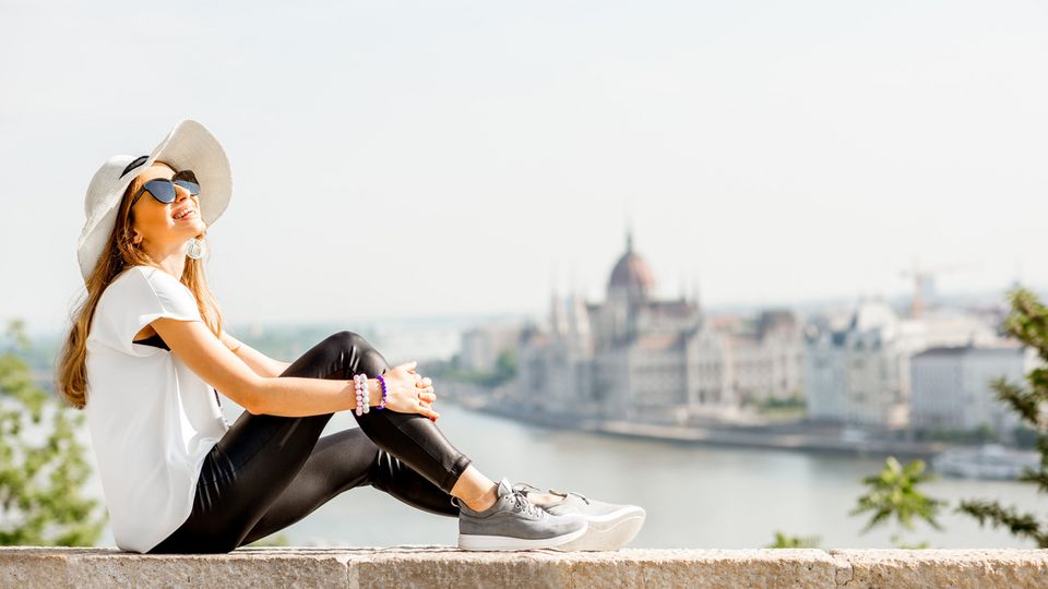 Budapest, Frau vor malerischer Kulisse