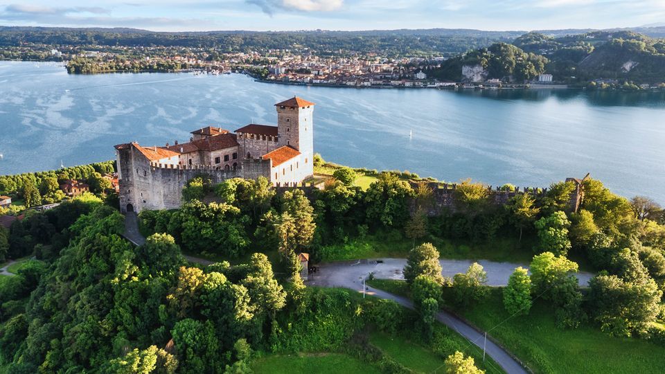 Rocca Borromea di Angera mit Arona im Hintergrund