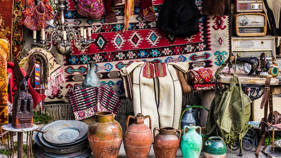 Albanische Waren auf Flohmarkt in Kruja