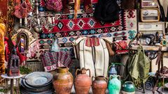 Albanische Waren auf Flohmarkt in Kruja