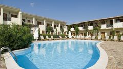 großer sauberer Pool vor Hotel Palau auf Sardinien in Italien