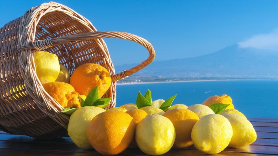 Sizilianische Produkte und im Hintergrund der Ätna