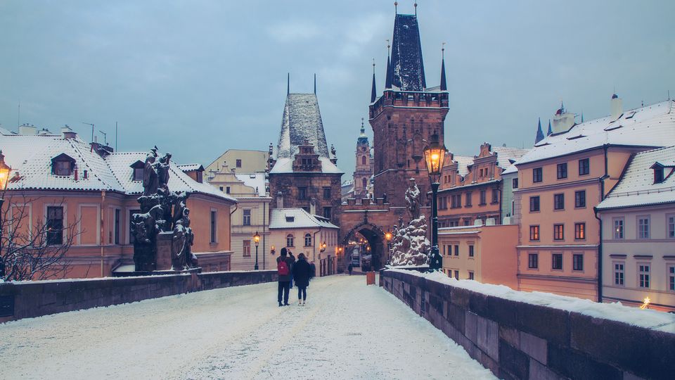 Karlsbrücke in Prag im Winter mit Schnee