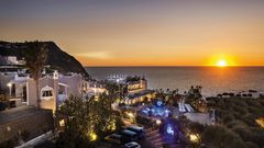 Aussicht über Sorriso Resort und Meer Abends in Italien, Ischia