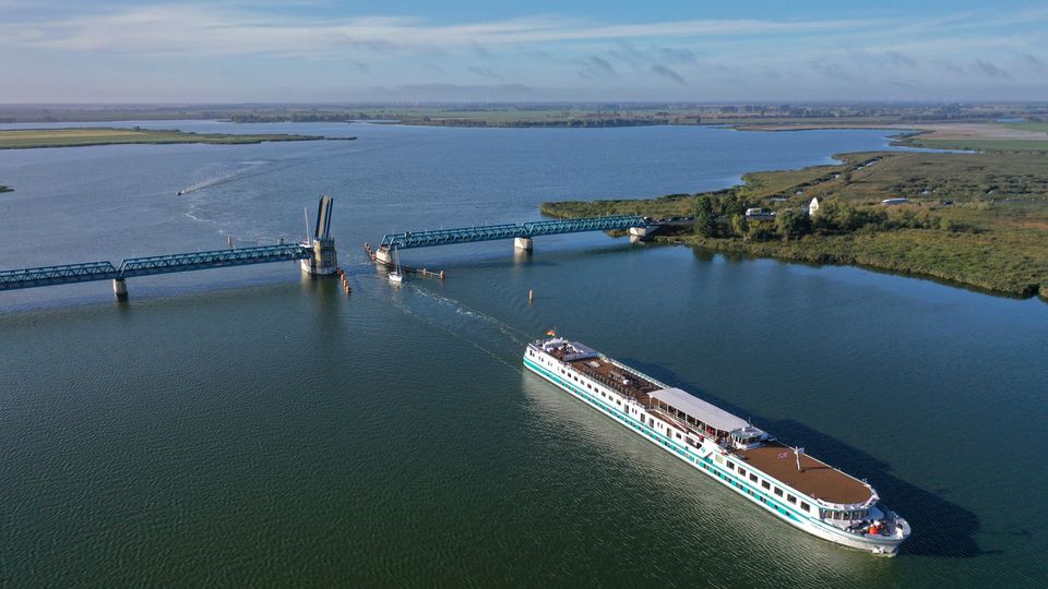Junker Joerg passiert Peenebrücke Zecherin