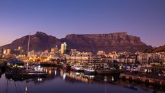 Kapstadt mit Tafelberg am Abend
