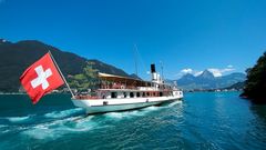 Schweizer Schiff auf Vierwaldstättersee mit Flagge