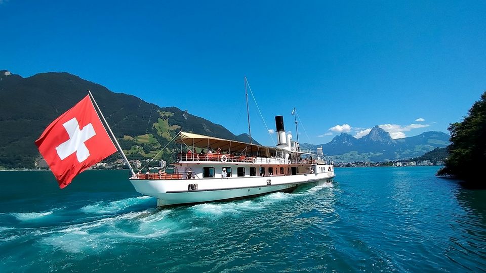 Schweizer Schiff auf Vierwaldstättersee mit Flagge