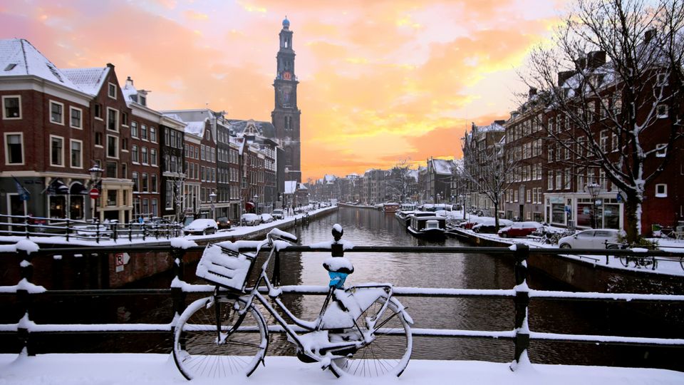 Verschneite Brücke in Amsterdam