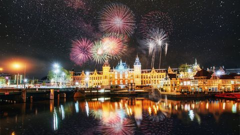 Silvesterfeuerwerk über Amsterdam bei einer Festtagsreise mit sz-Reisen