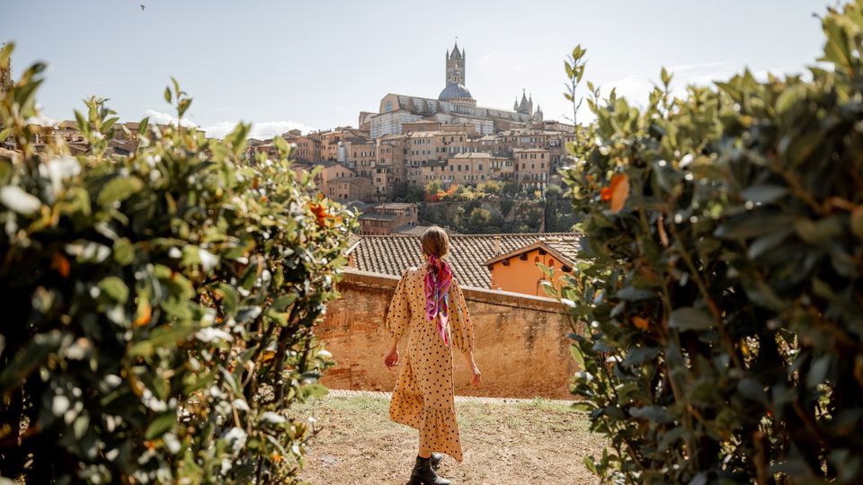 Frau läuft nach Siena