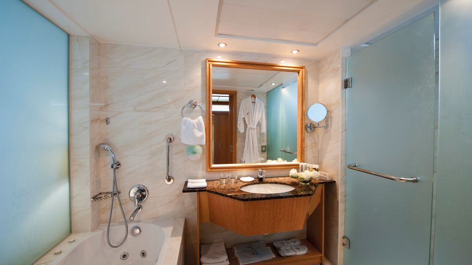 großes sauberes Bad im Hotel Athena Beach auf Zypern