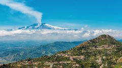 Taormina mit dem rauchenden Ätna im Hintergrund