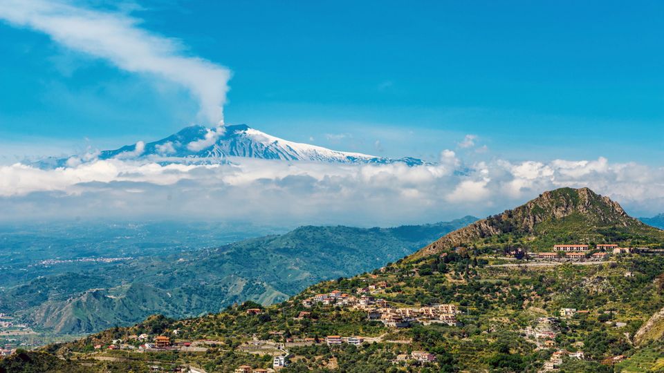 Taormina mit dem rauchenden Ätna im Hintergrund