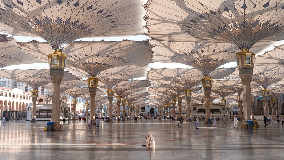 Sonnenschirm-Konstruktionen auf dem Platz der Al-Masjid An-Nabawi - Medina, Saudi-Arabien