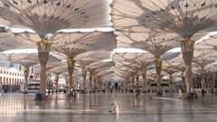 Sonnenschirm-Konstruktionen auf dem Platz der Al-Masjid An-Nabawi - Medina, Saudi-Arabien