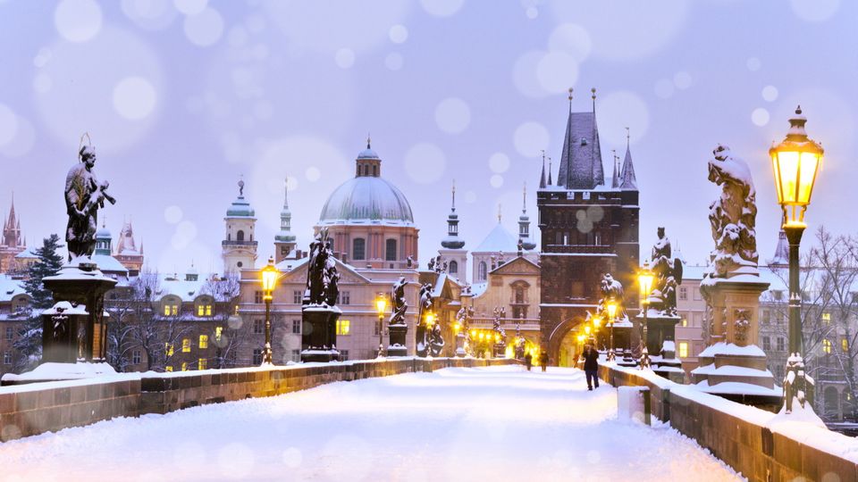 Karlsbrücke Prag im Winterschnee