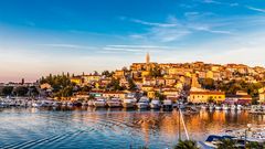 Vrsar mit Hafen und dem Kirchenturm auf Istria, Kroatien