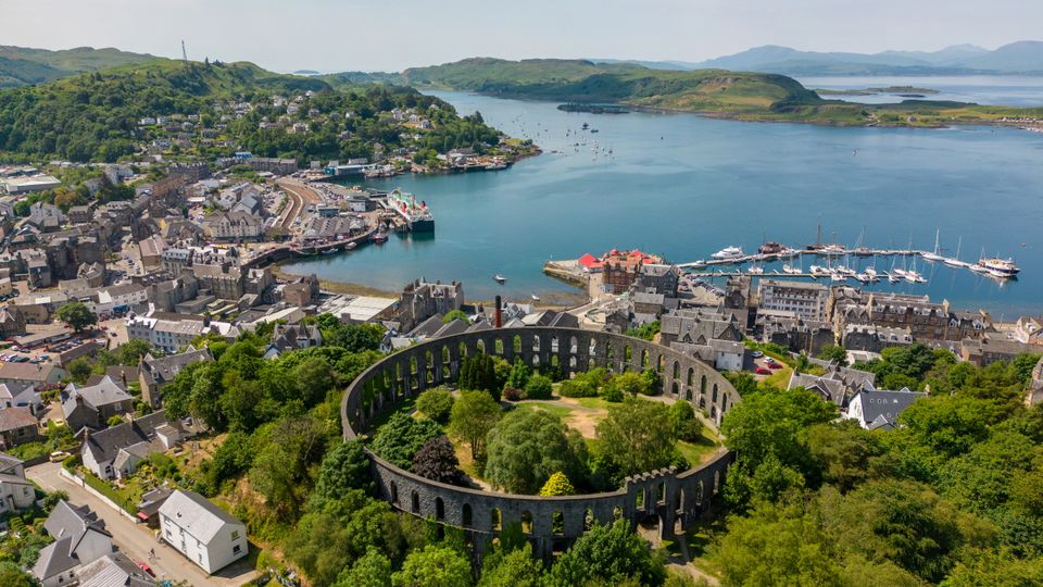 Blick auf Oban und das Kolosseeum 