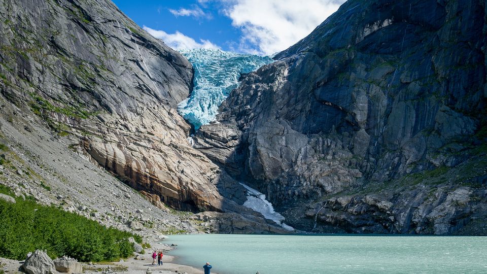 Touristen am Briksdalsbreen-Gletscher in Norwegen
